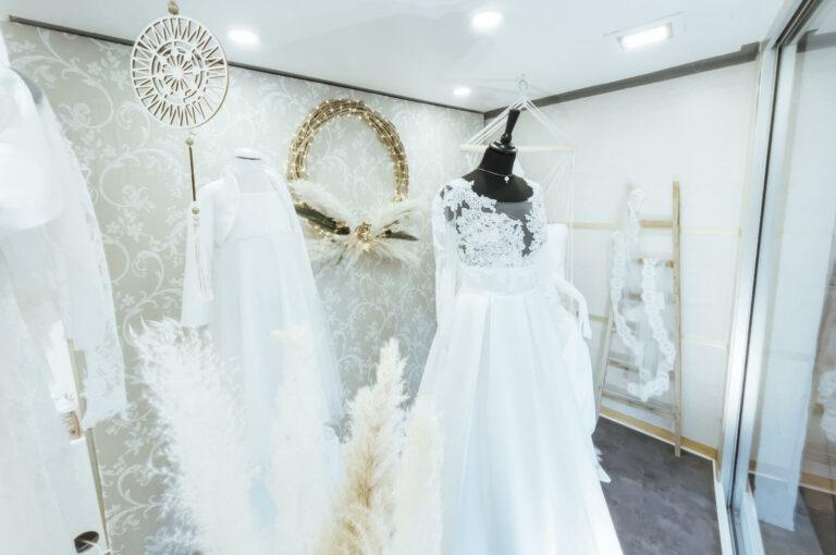 Présentation de robes de mariée en dentelle de la marque cymbeline annecy