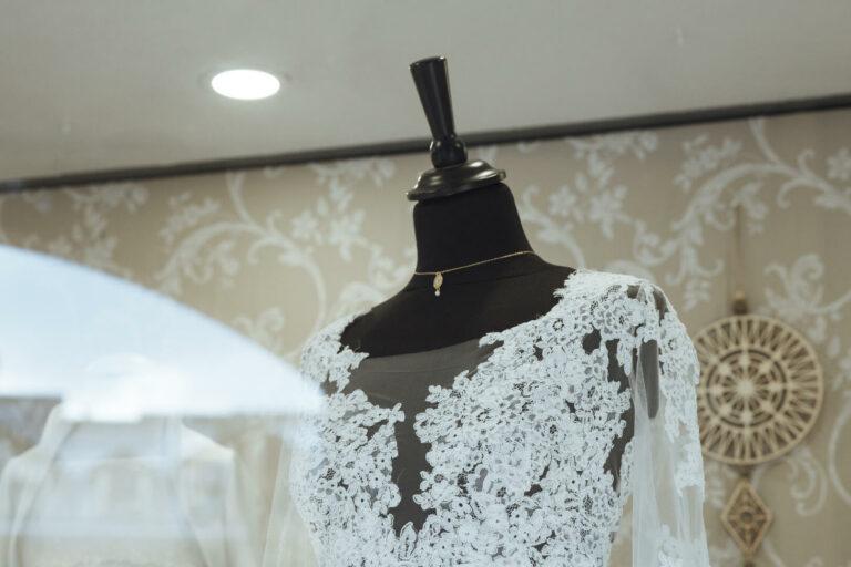 Robe de mariée décolleté sur mannequin Cymbeline Annecy