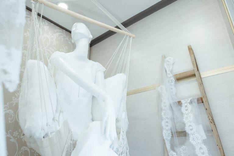 Mannequin sur une nacelle avec robe de mariée signée cymbeline annecy