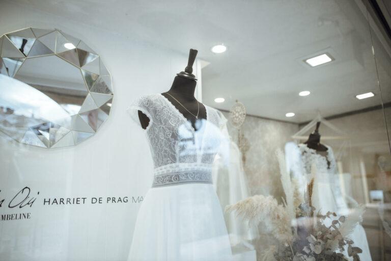 Robe de mariée en dentelle blanche de la marque cymbeline annecy