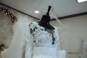 Haut bustier d'une robe de mariée en dentelle blanche de la maruqe cymbeline annecy