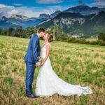 couple de maries s'embrassant avec vue sur le parmelan à Annecy