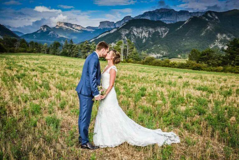 couple de maries s'embrassant avec vue sur le parmelan à Annecy