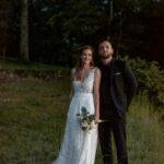 couple en costume et robe de mariée dans un bois