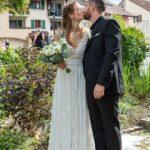 couple s'embrassant avant leur mariage à l'église à annecy