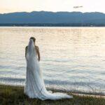 femme en robe de mariée cymbeline devant le lac d'Annecy en Haute-Savoie