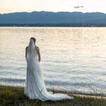 femme en robe de mariée cymbeline devant le lac d'Annecy en Haute-Savoie