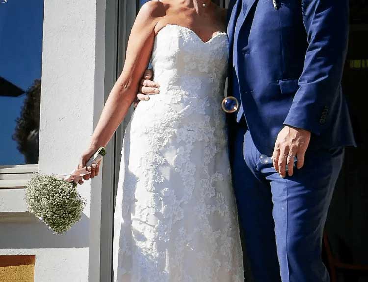 femme au bras de son mari portant une robe de mariée cymbeline à annecy