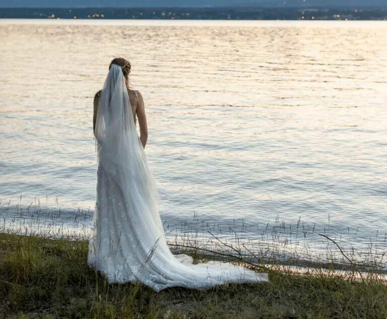 femme en robe de mariée cymbeline devant le lac d'Annecy