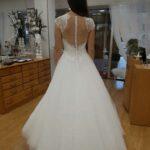 Femme essayant une robe de mariée cymbeline vue de dos dans la boutique d'annecy