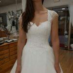 Essayage de robe de mariée dans la boutique cymbelineà annecy