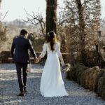 homme et femme en robe de mariée cymbeline annecy se tenant la main