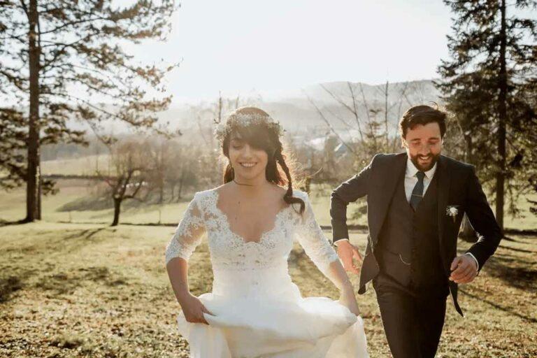homme et femme en robe de mariée cymbeline annecy courant dans un champ