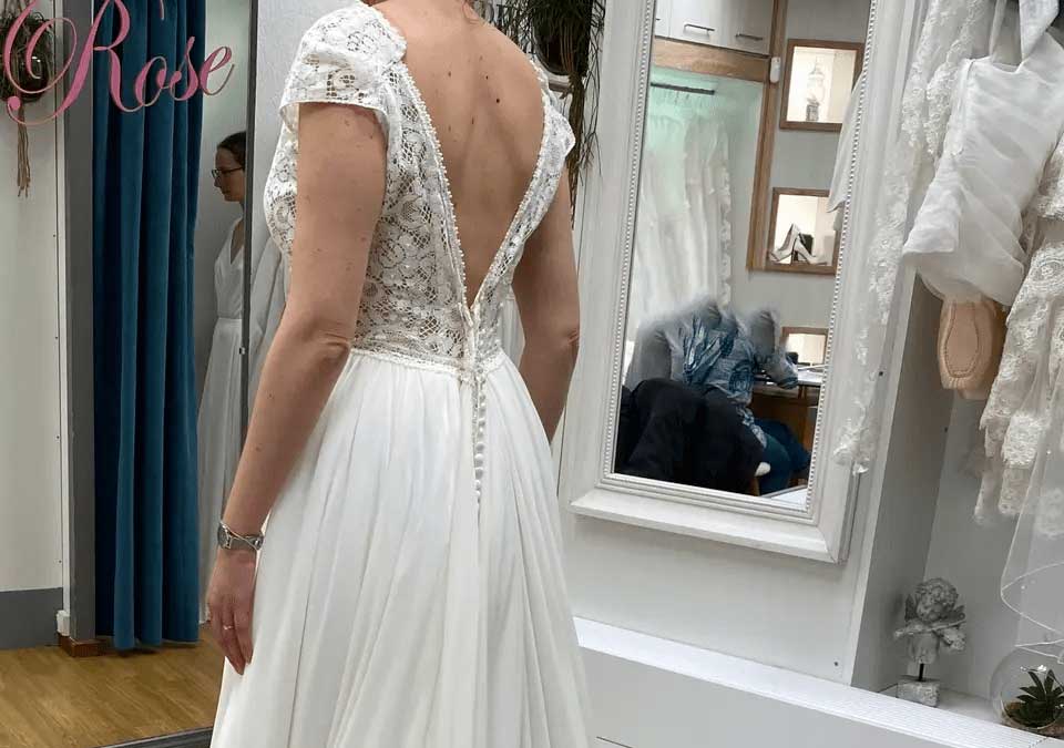 Essayage de robe de mariée vue de dos à la boutique cymbeline a annecy