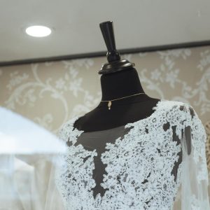 Robe de mariée décolleté sur mannequin Cymbeline Annecy