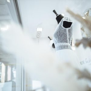 robe de mariée cymbeline annecy sur un portant