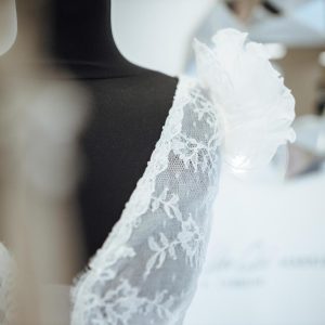 Gros plan d'une robe de mariée sur mesure Cymbeline Annecy